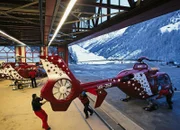 Abendstimmung auf der Basis: Die Helikopter werden in den Hangar geschoben.