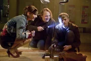 Alfred Grindel, der Besitzer des Modelleisenbahnladens, macht dem Team Ärger und meldet jeglichen Verstoß gegen die Passagen-Hausordnung. Hannes (Tino Mewes, r.), Bea (Nadja Becker, l.) und Nils (Oliver Fleischer, M.) wollen sich rächen - allerdings nicht ohne Folgen ...