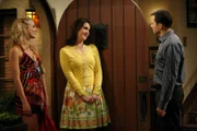 L-R: Alexis (Carrie Reichenbach), Rose (Melanie Lynskey) und Alan (Jon Cryer)