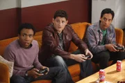 Abed (Danny Pudi, r.) und Troy (Donald Glover, l.) haben panische Angst, dass Britta und Lukka (Enver Gjokaj, M.) etwas miteinander anfangen könnten ...