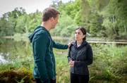 Lale (Yeliz Simsek, r.) und Vincent (Martin Walde, l.) stellen fest, dass sie ein gemeinsames Thema haben: Es ist schwer loszulassen.