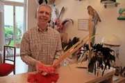 Federschmücker Norbert Tlusti in seinem Atelier "Renato & Co."