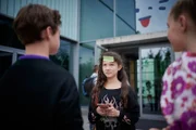Colin (Johannes Degen) und Julia (Lentje de Groote) wollen Io (Clara Jaschob, Mitte) überzeugen am Theatermodul teilzunehmen.