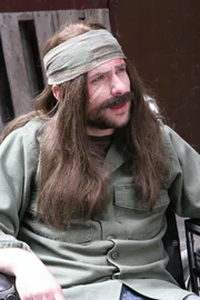 Charlie (Charlie Day), der aufgrund eines Fahrfehlers von Dennis einen Unfall hatte und nun im Rollstuhl sitzen muss, erkennt, dass einem als Behindertem unglaublich viel Sympathie entgegengebracht wird ...