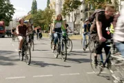 Auf einer Fahrraddemo ruft Luis soviel Demosprüche, dass er heiser wird.