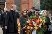 ARD/HEITER BIS TÖDLICH - NORDISCH HERB, neue Krimiserie (16 Folgen), Folge 16 "Der schöne Theo". Jon (Frank Vockroth, l.), Nora (Loretta Stern, 2.v.l.), Claas (Ulrich Voß, M.), Hinrichs (Thomas Kügel, 2.v.r.) und Wibke (Nora Binder, r.) bei der Beerdigung von Ida Harms.