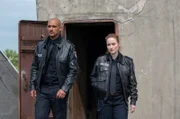 Familiendrama: Lukas Petersen (Patrick Abozen, l.) und Nina Sieveking (Wanda Perdelwitz, r.) auf der Suche nach Gudrun Haller und ihrer Enkelin.