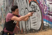 Als Simmons (Daniel Henney) mit seinem Team die Folterkammer findet, flüchtet die Täterin. Eine Verfolgungsjagd mit tödlichen Folgen beginnt ...