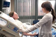 Der Zynismus von Dreizehn (Olivia Wilde, r.) ist bei Cyrus (Donal Logue, l.) gar nicht willkommen. Er denkt, seine Ex Jennifer kommt zu ihm zurück ...