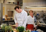 Bayerisches Fernsehen DAHOAM IS DAHOAM, FOLGE 636, "Falsche Töne", Vroni ist nach dem Kuss mit Knobloch irritiert. Von links: Alfred Knobloch (Hans Kitzbichler) und Veronika Brunner (Senta Auth).