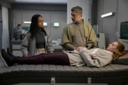l-r: Dr. Sanjivni Kabir (Shalini Peiris), Dr. Marsh (Jadran Malkovich), und Kelly Fowler (Samantha Glassner)