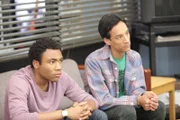 Ausgerechnet  an ihren neuen Freund Lukka macht sich Britta ran. Abed (Danny Pudi, r.) und Troy (Donald Glover, l.) müssen handeln, bevor sich die beiden näher kommen können ...
