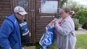 Willy und Tanja brechen ihre Zelte auf dem Campingplatz ab, um sich auf die Heimreise nach Gelsenkirchen zu begeben. Sie müssen sich dringend um die Finanzen kümmern.
