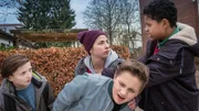 Tayo (Samuel Adams, rechts) greift beim Streit zwischen Yanis, Svea und Mattis ein
