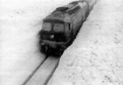 Ein Zug im meterhohen Schnee.