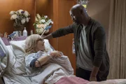 Linda Martin (Rachael Harris, l.); Amenadiel (DB Woodside, r.)
