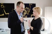 ARD/HEITER BIS TÖDLICH - HAUPTSTADTREVIER, II. Staffel, Krimiserie (8 neue Folgen), Folge 25 "In diesem ehrenwerten Haus", am Dienstag (23.09.2014) um 18.50 Uhr im Ersten. Streit: Dietmar Kuhn (Anatole Taubman, l.) und Frau Böhm (Katharina Tomaschewski, r.).