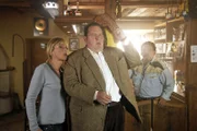 Nadine (Katharina Abt, l.) und Benno (Ottfried Fischer, M.) statten dem Wirt Udo Kettner (Heinz Werner Kraehkamp, r.) einen Besuch ab. Er hatte vor Kurzem gedroht, Hans Kaminsky zu töten ...