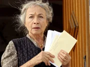 Nach dem plötzlichen Tod ihres Mannes erhält Hermine (Christine Ostermayer) viele Beileidsbriefe.