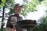 Sam Carlson kocht eine Mahlzeit aus dem Fisch, den er und Squibb am Vortag gefangen haben.