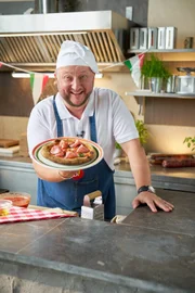 Produktentwickler Sebastian Lege lüftet die Geheimnisse der Lebensmittelindustrie und deckt auf, was in günstiger Tiefkühlpizza steckt.