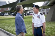 Als ein Navy-Leutnant während eines heimlichen Stelldicheins mit einem hochrangigen General ums Leben kommt, bittet Prides (Scott Bakula, l.) alter Freund Samuel Nilsen (Nicholas Lea, r.) ihn um Hilfe. Er soll mit seinem Team diskret ermitteln. Doch dafür muss er die Vorschriften umgehen ...