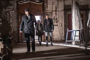 Sherlock Holmes (Jonny Lee Miller, r.) versucht herauszufinden, wer die Tochter seines ehemaligen Drogenhändlers Rhys (John Hannah, l.) entführt hat, während sich Joan Watson (Lucy Liu, M.) über seine Abstinenz große Sorgen macht ...