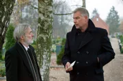 Jon konfrontiert Dr. Julius Senn mit unerfreulichen Tatsachen - der schöne Theo hat auch seine Ehefrau Olga mit seinen Liebeskünsten beglückt.