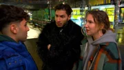 Karim will Charli für das gemeinsame Kind begeistern und lockt sie in einen Babyladen. Doch Charli wird es zu viel und sie nimmt Reißaus. Während Karim auf sie einredet, schaltet sich Rick mit schlauen Tipps ein. Für Karim ist das Maß voll.