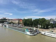 Die "MS Anesha" auf der Donau in Bratislava.