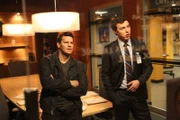 Booth (David Boreanaz, l.) und Sweets (John Francis Daley) vermuten, dass es sich bei dem Mörder von Deanna Barbieri um ein Mitglied einer sektenähnlichen Gruppe handelt.