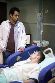 L-R: Kutner (Kal Penn), Quidd (Jeremy Renner)