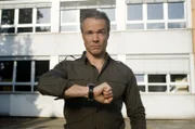 Harald Westphal (Hannes Jaenicke), Offizier außer Dienst, kämpft nicht nur mit den Tücken des familiären Alltags, sondern auch mit dem Schulsystem von heute.