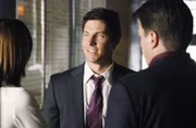 Beim aktuellen Fall soll Detective Demming (Michael Trucco, M.) vom Raubdezernat das Team unterstützen. Richard Castle (Nathan Fillion, r.) ist davon nicht gerade begeistert, während Kate (Stana Katic, l.) sich offensichtlich darüber freut.