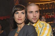 Pia (Isabell Horn) ist gerade davon überzeugt, dass John (Felix von Jascheroff) ihre Gefühle erwidert, als eine erneute Enttäuschung droht...
