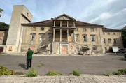Das geschichtsträchtige Gebäude wurde früher auch Klein Sanssouci genannt und beherbergt den Tellersaal der bekannten Kerßenbrockschen Tellersammlung.