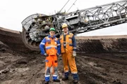 In Garzweiler besucht Julian (li.) ein Braunkohlebergwerk. Mit einem der größten Bagger der Welt trägt Julian, zusammen mit Baggerfahrer Sven, Braunkohle ab.