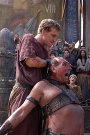 Lucius Vorenus (Kevin McKidd) tötet einen Gladiator, um seinen Freund Titus Pullo zu retten.