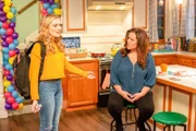 (v.li.): Meg Donnelly (Taylor Otto), Katy Mixon (Katie Otto).
