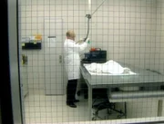 Der Bademantel der 1989 vergewaltigten Lehrerin wird im Labor nach Spermaspuren untersucht (Foto)