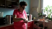 Rentnerin Regina steht vor einem riesigen Schuldenberg. Sie muss 9.000 Euro Stromkosten nachzahlen. Zu allem Überfluss droht ihr nun auch noch eine Geldstrafe, weil sie den Schornsteinfeger mehrmals nicht in ihre Wohnung gelassen hat.