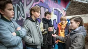 Yanis (Tom Philipp, re.) gewinnt beim Hütchenspiel. Das gefällt Mattis (Valentin Just, li.) gar nicht.