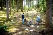 Maxi (Katharina Scheuba, r.) und Henry (Elias Reichert, l.) sind entsetzt, da ihr Wunschbrunnen vermüllt wurde.