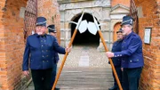 Die Brückenwache des Festungsstädtchens Dömitz an der Elbe - die erste Begegnung auf der filmischen Reise per Boot gen Osten.
