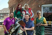 Mutter Rita (55, l.), Tochter Alina (23), Organisator Claus, Baggerfahrer Henrik und Garten-Guru Ralf