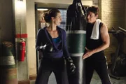 Det. Tom Demming (Michael Trucco, r.) lernt beim Training Kate Beckett (Stana Katic, l.) kennen und ist sofort von ihr hingerissen ...