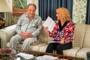 George Segal (Pops), Wendi McLendon-Covey (Beverly Goldberg).