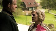 Durchsuchungsbefehl: Helene Brecht (Gesine Cukrowski, re..) möchte in das Haus von Jakob Brunner (Dominique Horwitz, li.).