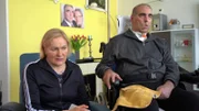 Der 70-jährige Ali wurde 2019 von zwei Jugendlichen brutal zusammengeschlagen und ist danach ein Schwerstpflegefall. Seine Frau Vida kümmert sich aufopfernd um ihn.