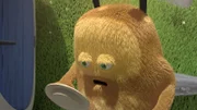 Kiwi hat eine Flasche voll mit Klebstoff. Als Strit sie in die Hände bekommt, klebt er alles zusammen.